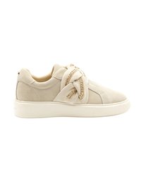 Sneaker in suede beige con una fascia intrecciata caratterizzata da dettagli in catena dorata, punta arrotondata e suola in gomma bianca. Texture liscia e design minimal.