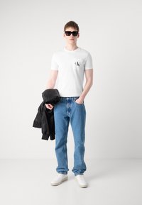 Calvin Klein Jeans CORE MONOGRAM POCKET - T-shirt basic - bright white