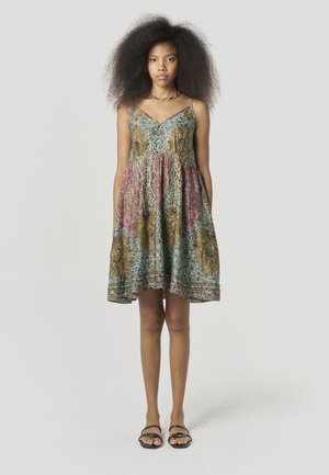 Vestido de verano colorido y estampado con tirantes finos, cuerpo ajustado y falda acampanada. Presenta tonos de rosa, dorado y azul en un diseño intrincado.