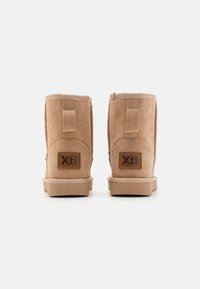 XTI Klasszikus bokacsizmák - beige