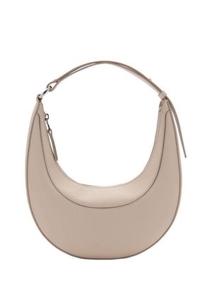 Bolso beige en forma de media luna con un asa superior curva y una cremallera visible a lo largo del borde superior.