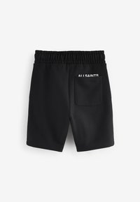 Mustad elastse vöökohaga lühikesed püksid, millel on paremalt tagaküljelt üks tasku, mille kohal on osaliselt nähtav tekst "ALLSAINTS".