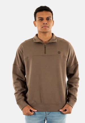 Sweat-shirt marron à col zippé, coupe décontractée, poignets et ourlet côtelés, avec un petit logo sur la poitrine.