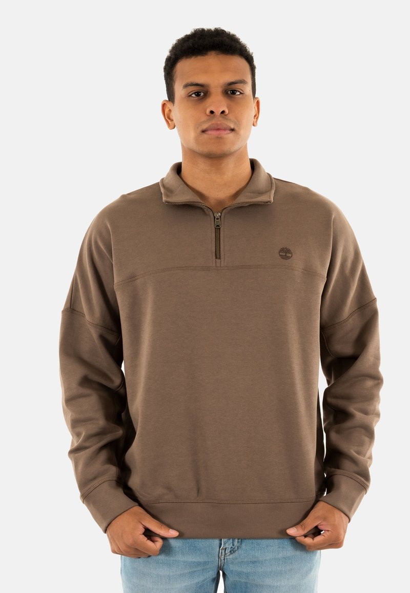 Felpa marrone con colletto con zip, vestibilità comoda, polsini e orlo a costine, presenta un piccolo logo sul petto.