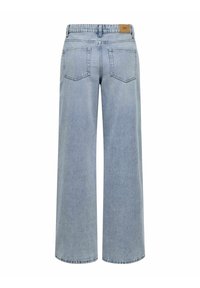 Jean en denim bleu clair à jambes larges avec deux poches arrière et une étiquette de marque marron sur la ceinture.