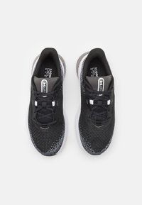 Zwarte sportieve schoenen met een bovenwerk van mesh, grijze accenten en witte zolen. Beschikt over veters, een gevoerde kraag en een logo op de tong.