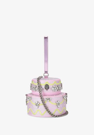 Sac à main rond rose avec un design à deux niveaux, orné de ferrures en argent et d'accents zébrés jaunes. Comprend une bandoulière chaîne et des détails bijoux.