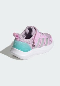 Fialová a růžová sportovní bota s vrchním dílem z měkké síťoviny, stříbrnými akcenty a tyrkysovou gumovou patou. Lehký design s páskem na suchý zip.