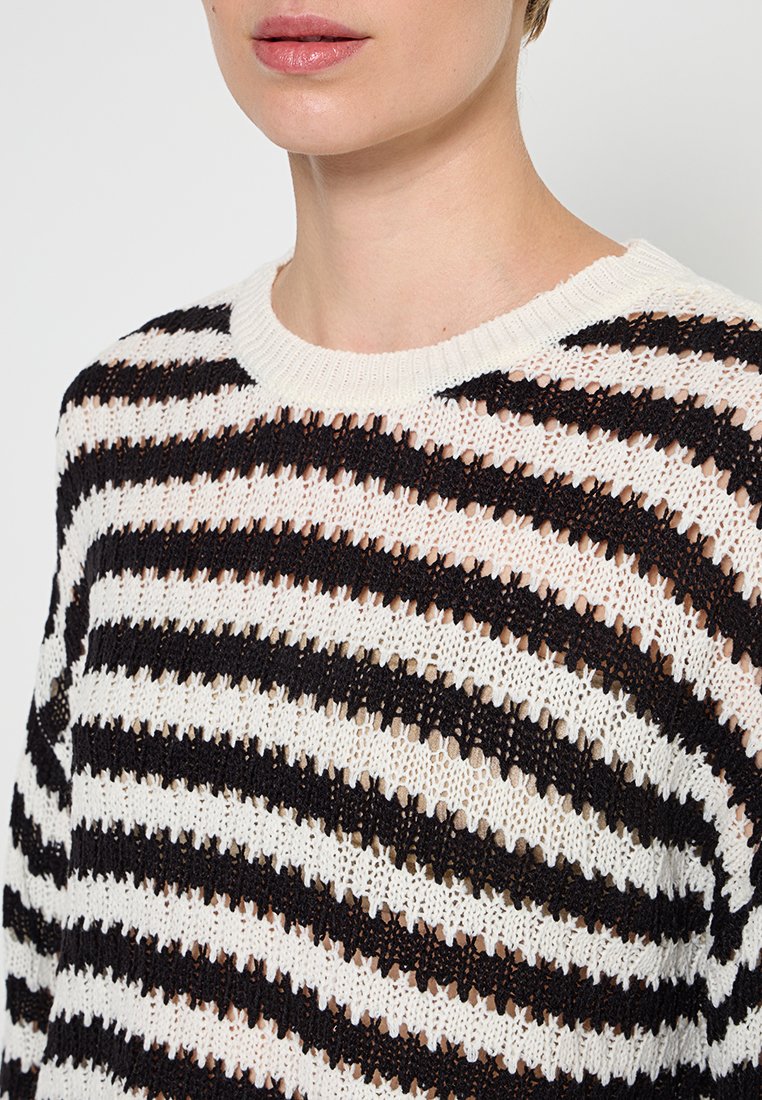 Gestreifter Pullover mit einem offenen Strickdesign in Schwarz und Weiß, Rundhalsausschnitt und gerippten Kanten. Texturiert und leicht für Atmungsaktivität.