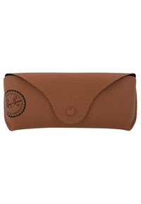 Husa de soare din piele ecologică maro, cu o finisare texturată, închidere cu magnet și logo circular cu marca 'Ray-Ban'.