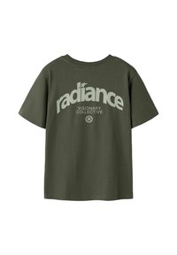 Olivenfarvet bomulds t-shirt med korte ærmer. Har et stort, lysfarvet "radiance" logo tekst på ryggen, i cirkulært design.