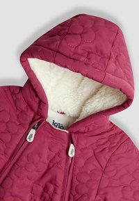 Kapucnis, rózsaszín, steppelt dzseki, bolyhos fehér béléssel és virágmintás varrással, középső cipzárral és húzófülekkel ellátva.