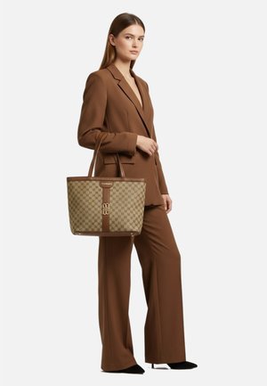 Borsa tote in tela beige con motivo a scacchi marrone, caratterizzata da dettagli in pelle e manici lunghi. La borsa ha una forma strutturata e un dettaglio con logo.