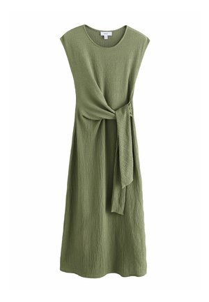 Grünes, ärmelloses Kleid aus einem strukturierten, plissierten Stoff. Mit einem Wickelbindedetail in der Taille. Midilänge, einfacher Rundhalsausschnitt.