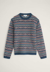 Blauer Strickpullover mit Rundhalsausschnitt, der ein kompliziertes, mehrfarbiges Muster aus Streifen und Schneeflocken in Rot-, Weiß- und Blautönen zeigt.