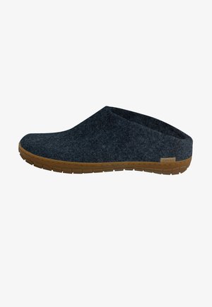 Grau geprägter Slipper mit runder Zehenpartie, verfügt über eine braune Gummisohle und einen tief geschnittenen Rücken für einfaches An- und Ausziehen. Texturierte Oberfläche und minimalistisches Design.