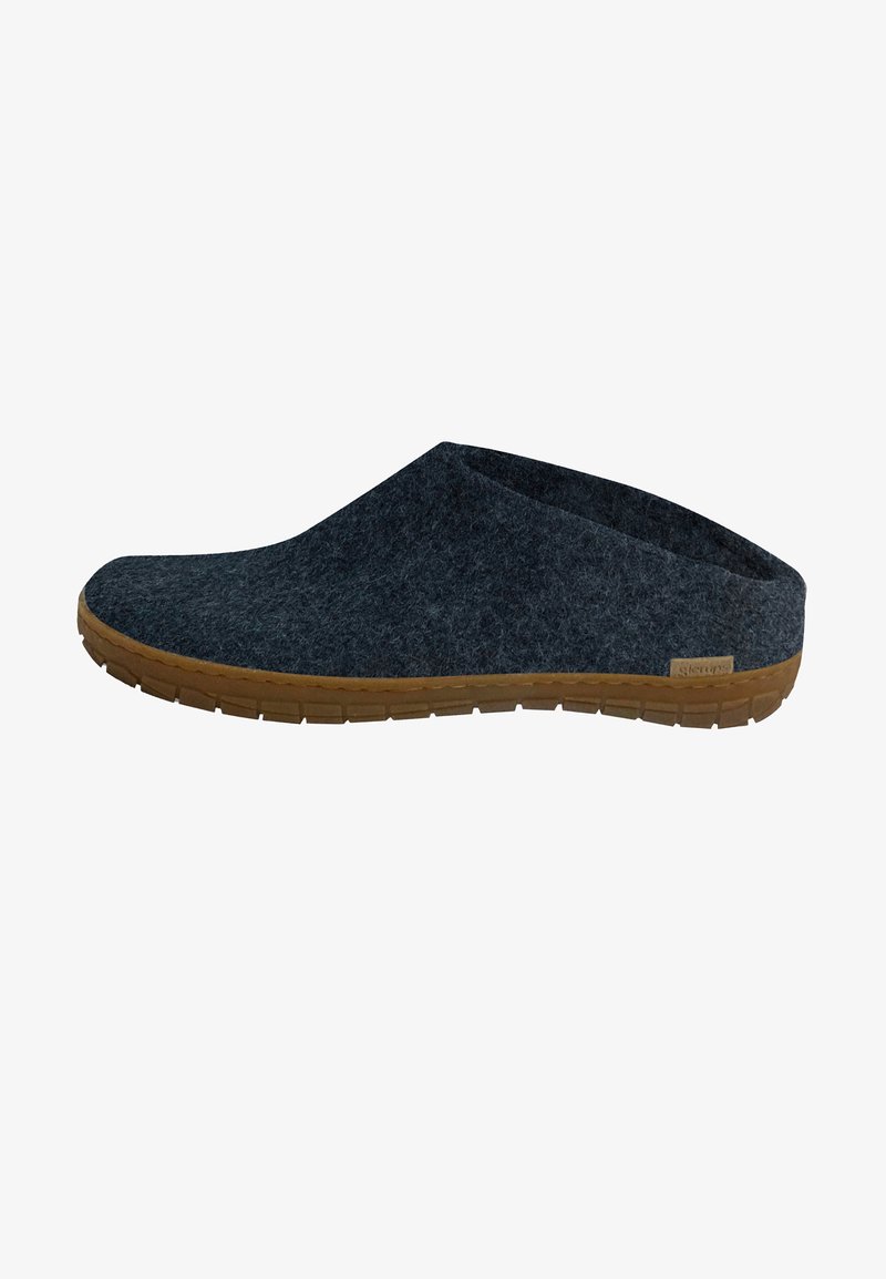 Grå slip-on sko i blødt materiale med en rund tå, har en brun gummisål og en lav bagdel for nem påtagning. Tekstureret overflade og minimalistisk design.
