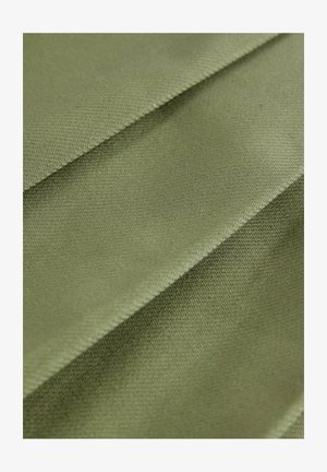 Zeleni satenski material z gladko teksturo in subtilnim sijajem. Material ima zložen vzorec, ki poudarja njegove lastnosti odboja svetlobe.