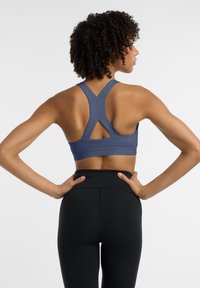 New Balance Reggiseno sportivo con sostegno medio - blue purple blue