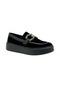 Scarpe slip-on nere in velluto con una suola piatta texturizzata, decorate con un accento argento nella parte anteriore. Rifiniture in pelle liscia.