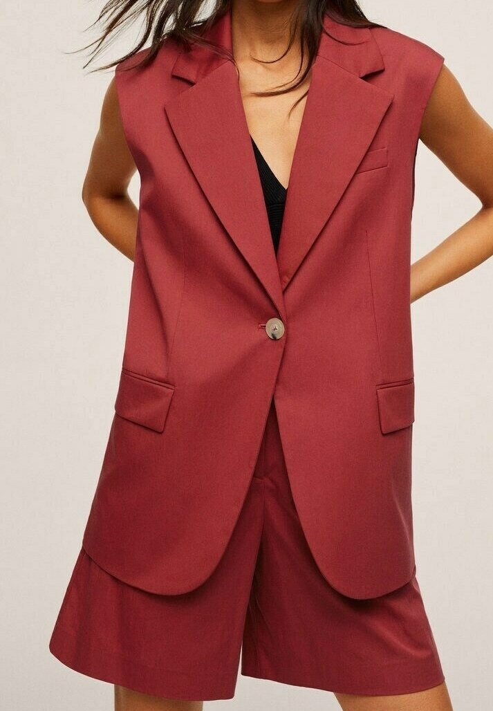 Blazer sans manches bordeaux avec col à cran, fermeture par un seul bouton et poches latérales, associé à un short assorti dans un ton similaire.