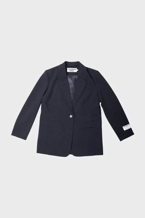 Schwarzer Blazer mit einem Knopf, zwei Fronttaschen und gefaltetem Revers. Verfügt über ein glattes Innenfutter und ein Etikett am Ärmel.