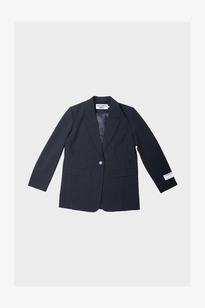 Schwarzer Blazer mit einem Knopf, zwei Fronttaschen und gefaltetem Revers. Verfügt über ein glattes Innenfutter und ein Etikett am Ärmel.