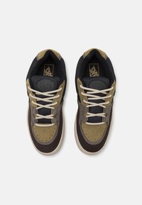 Sneakers Vans con un mix di materiali verde oliva, grigio scuro e nero, caratterizzati da lacci bianchi, texture scamosciata e design a punta rotonda.