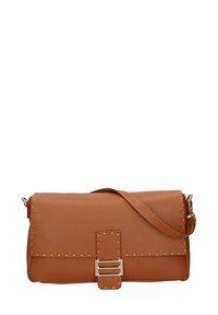 Borsa a tracolla in pelle marrone con finitura testurizzata, caratterizzata da un accento cucito e una chiusura a morsetto in tonalità oro. Forma rettangolare compatta.