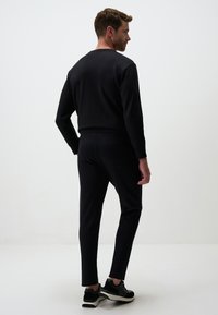 Jimmy Key SLIM-FIT - Trainingsbroek - black