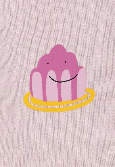 Illustrazione di un dessert alla gelatina rosa con un volto sorridente, posizionato su un piatto giallo, su uno sfondo rosa chiaro.