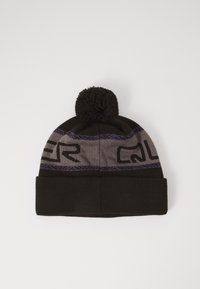 Berretto lavorato a maglia con orlo piegato nero, fascia a motivi grigi e viola con testo, sormontato da un pompon nero.
