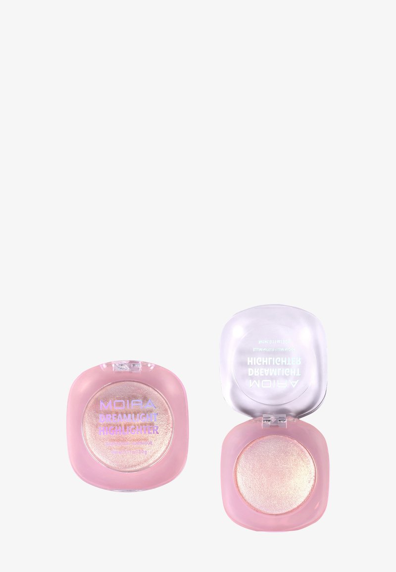 Deux boîtiers ronds roses du highlighter Moira Dreamlight, l'un avec le couvercle fermé montrant le nom du produit, l'autre ouvert affichant une poudre légèrement scintillante.