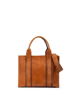 Bolso de mano de cuero marrón con dos asas, con la palabra "Pikolinos" en relieve en las correas delanteras y una correa de hombro desmontable con la misma marca.