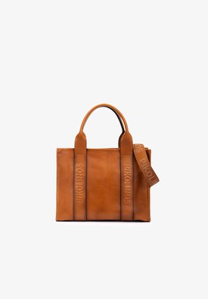 Bolso de mano de cuero marrón con dos asas, con la palabra "Pikolinos" en relieve en las correas delanteras y una correa de hombro desmontable con la misma marca.