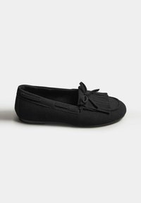 Schwarze flache Schuhe aus weichem Stoff, mit Fransenverzierung und Schleife an der Spitze, runder Schuhspitze und minimalistischem Design.