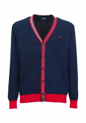 Mornarski jopič z rdečimi rebrastimi manšetami in robom; oblikovanje z V-izrezom; zapenjanje na pet gumbov; ovratnik z belimi in rdečimi črtami; majhen vezen logotip.