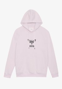 Lys lilla hettegenser med frontlomme, med et svart sommerfuglgrafikk og tekstdesign. Myk stoff og ribbede mansjetter.