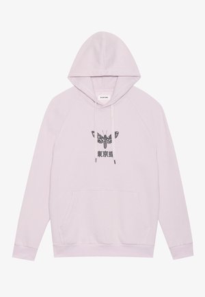 Vaalean lilac huppari, jossa on etutasku, mustalla perhosgrafiikalla ja tekstisuunnittelulla. Pehmeä kangas ja ribbauskät.