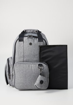 Sac à dos en tissu gris avec plusieurs compartiments zippés, accents noirs et une petite pochette détachable avec un bouton. Article plat noir inclus.