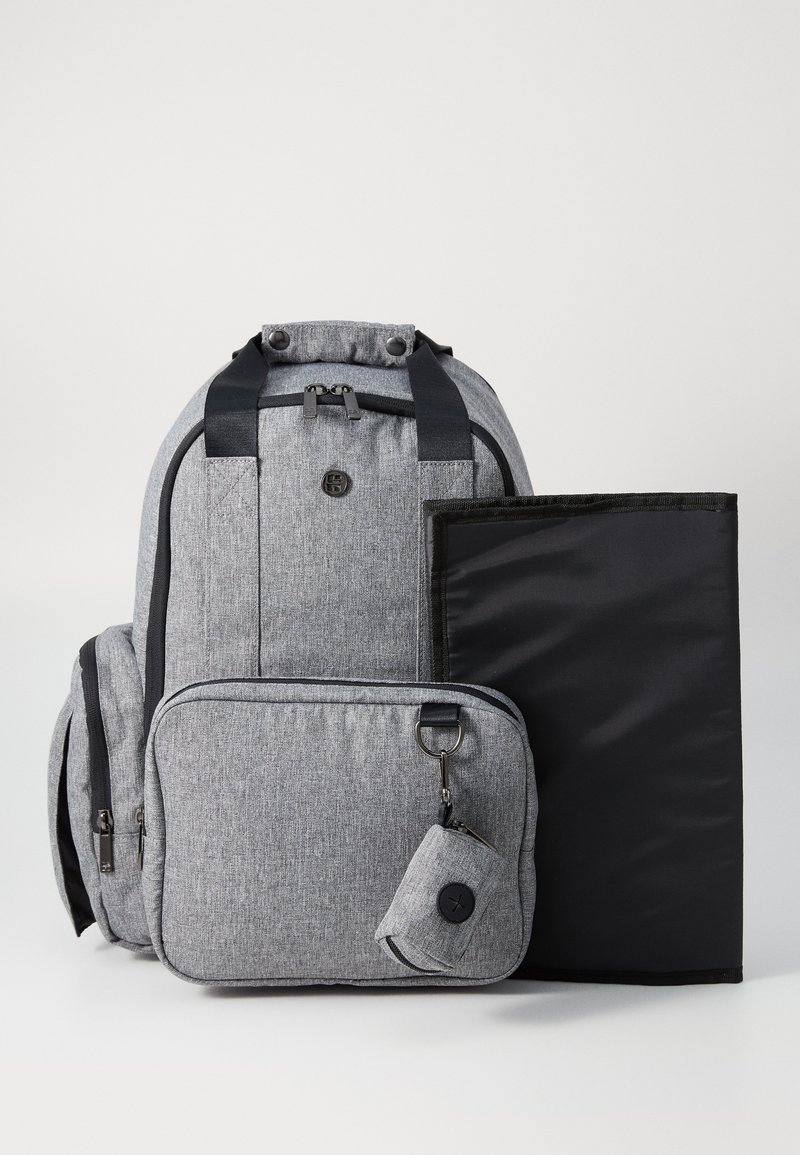 Γκρίζα ύφασμα σακίδιο με πολλαπλές φερμουάρ θήκες, μαύρες λεπτομέρειες και μια μικρή αποσπώμενη τσέπη με κουμπί. Συμπεριλαμβάνεται επίπεδο μαύρο αντικείμενο.