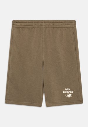 Brązowe szorty z elastyczną talią, kieszeniami po bokach i białym logo New Balance na dolnej lewej nodze.
