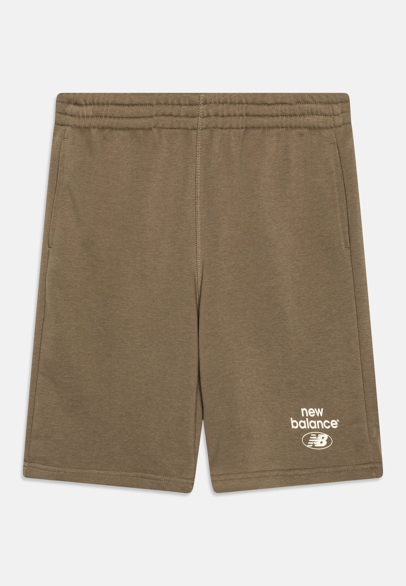 Shorts marron à taille élastique avec poches latérales et logo blanc New Balance sur la partie inférieure de la jambe gauche.