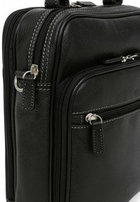 Czarna skórzana torba z wieloma zamykanymi na zamek przegrodami, teksturowanym wykończeniem, srebrnymi akcentami hardware oraz kontrastowymi białymi detalami przeszyć.