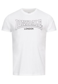 Balts kokvilnas T-krekls ar melnu drukātu dizainu, kas priekšpusē uzrakstīts ar bolder tintes burtiem "LONSDALE LONDON".