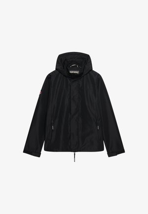 Czarna lekka kurtka z kapturem, dwie boczne kieszenie na zamek oraz elastyczne mankiety. Gładka faktura i minimalistyczny design. Logo marki na piersi.