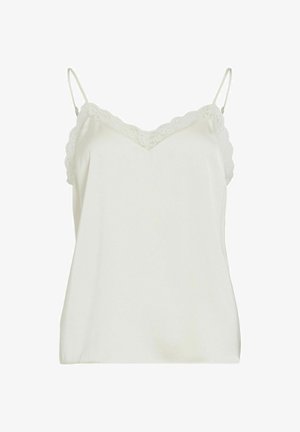 Bijela majica s tankim podesivim naramenicama, čipkanim obrubom oko izreza i ruba, glatkom teksturom tkanine i ležernim krojem.