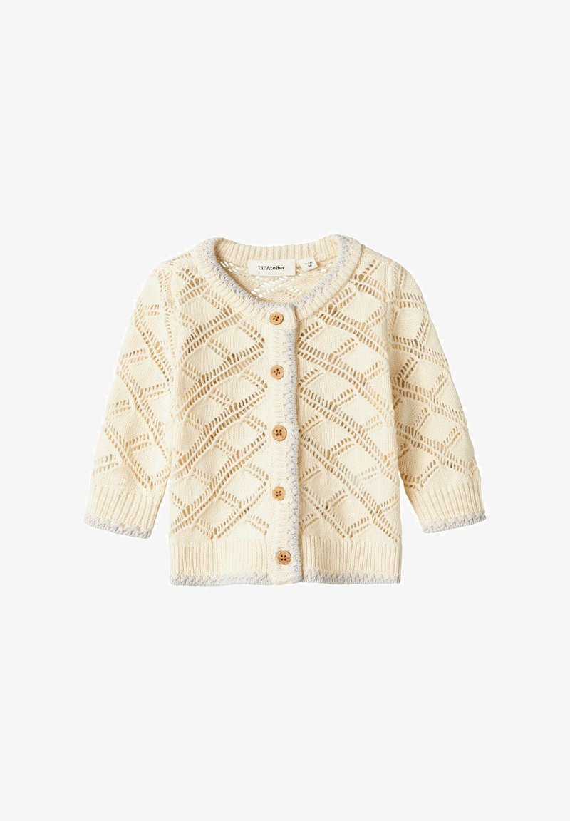 Cardigan lavorato a maglia di un bianco cremoso, caratterizzato da un motivo a rombi, scollo rotondo e bottoni in legno; texture a maglia trasparente con accenti grigi.