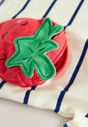 Piros eper alakú cipzáras tasak zöld levél díszítéssel, világos krém színű anyagon, navy kék csíkokkal elhelyezve. Texturált pamut anyag.