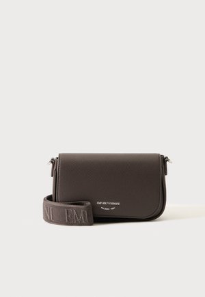 Mørkebrun struktureret læder crossbody taske med klap, metalhardware og justerbar stofrem med forhøjede mærkebogstaver.